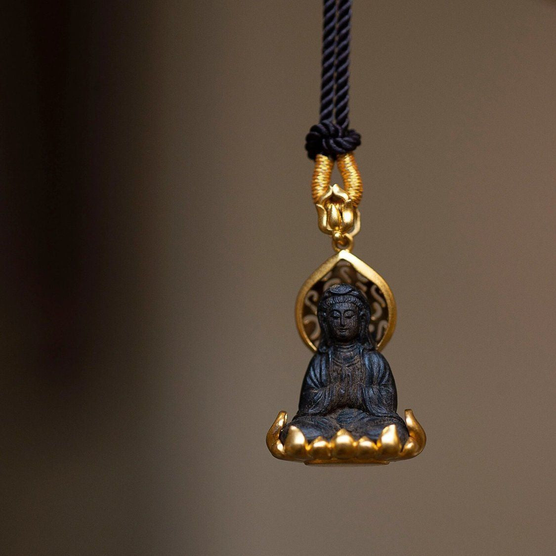 Mini 18K gold material, portable Guanyin ancient retro new Chinese style simple meaning of peace and safety retro necklace amulet pendant to attract wealth and send children Guanyin wealth