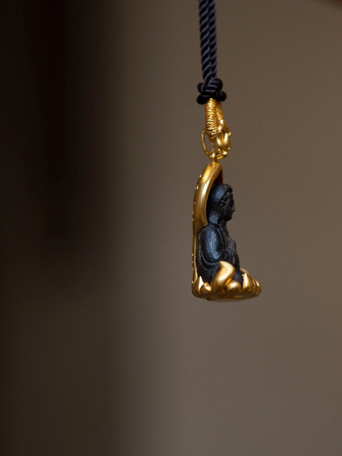 Mini 18K gold material, portable Guanyin ancient retro new Chinese style simple meaning of peace and safety retro necklace amulet pendant to attract wealth and send children Guanyin wealth