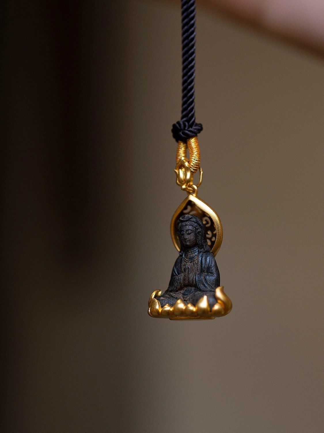 Mini 18K gold material, portable Guanyin ancient retro new Chinese style simple meaning of peace and safety retro necklace amulet pendant to attract wealth and send children Guanyin wealth